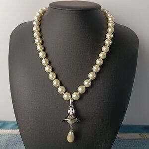 Vivienne Westwood Pearl Bas Relief Choker in Silver